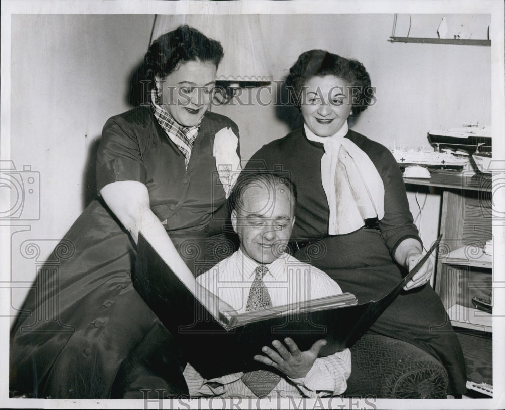 1957 Press Photo Salvatore Cimino reunited with his sisters, Mary and Vicky - Historic Images