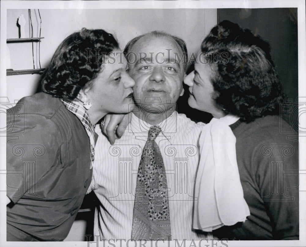 1957 Press Photo Salvatore Cimino reunited with sisters Mary and Victoria - Historic Images