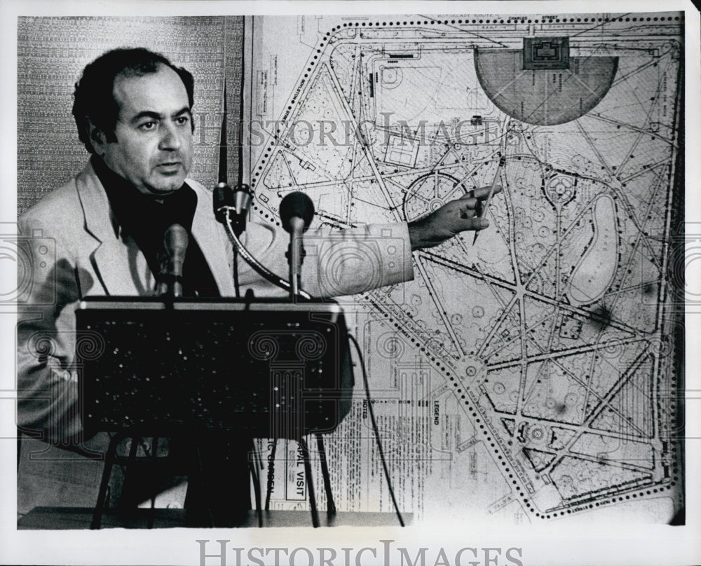 1979 Press Photo Architect Antonio Castro plans Mass for Pope at Boston Common - Historic Images