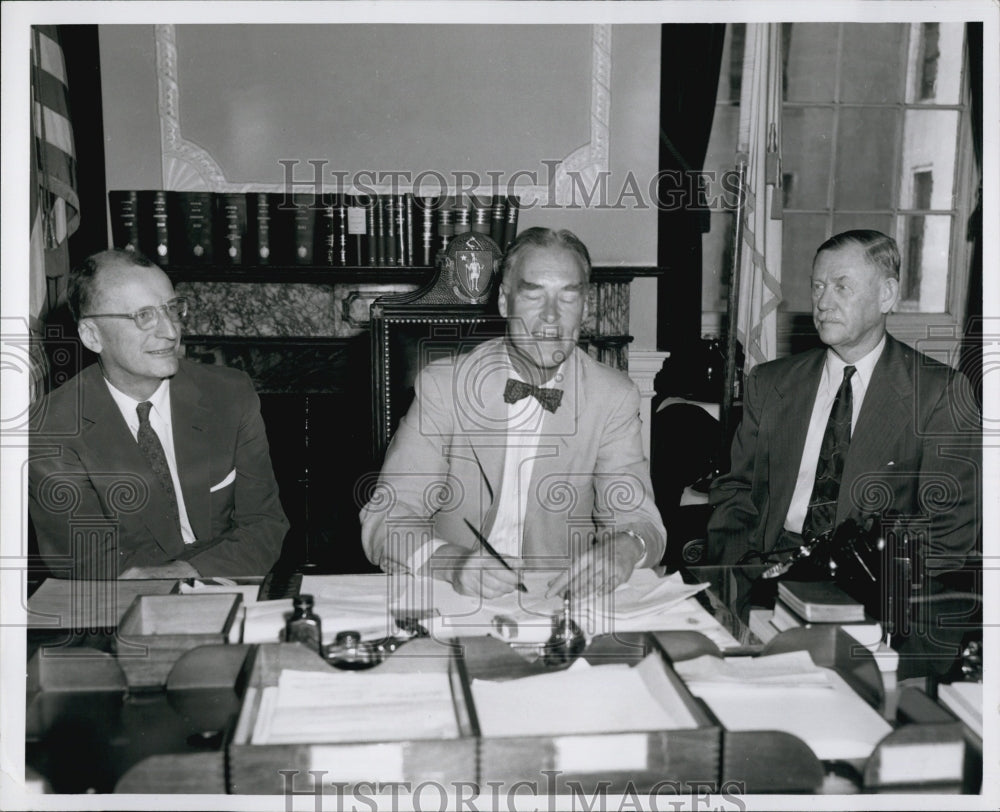 1954 Press Photo Dr Hoagland, Gr Hoskins &amp; Governor Herter Presents Heros of Sci - Historic Images