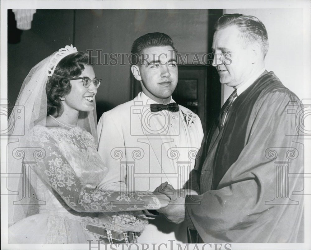 1959 Press Photo Reverend Frank Congratulating Daughter &amp; Husband Herbert Hixon - Historic Images