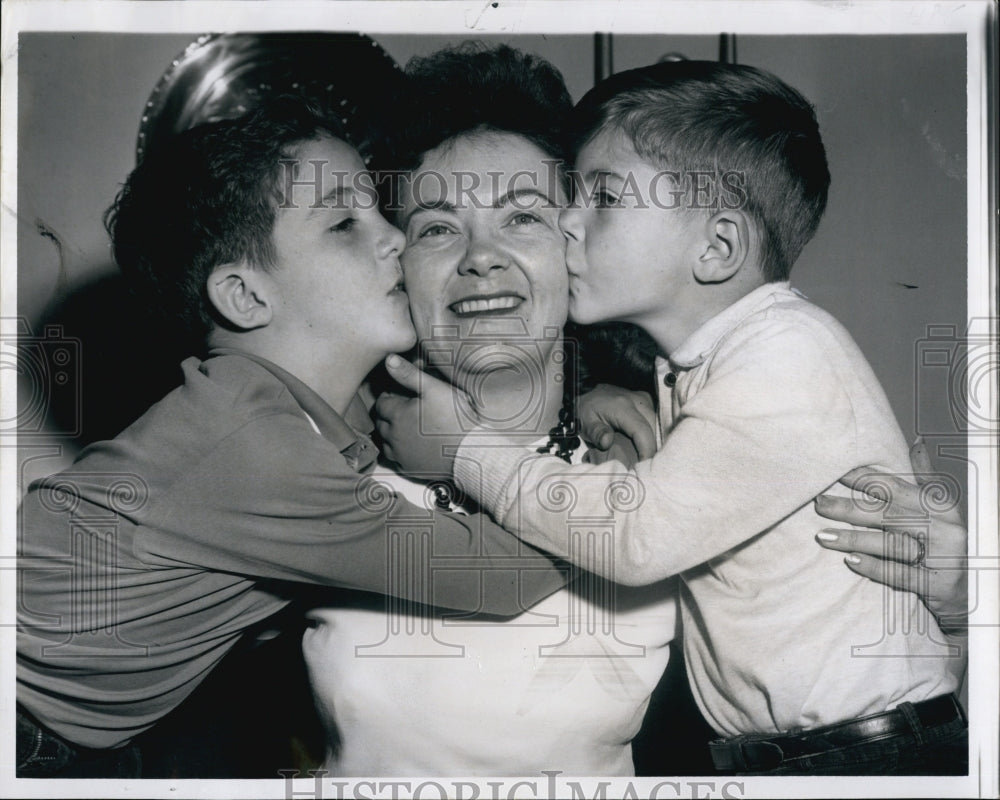 1961 Press Photo Mrs Lil Hiscock Sons Celebrate Prize Money - Historic Images