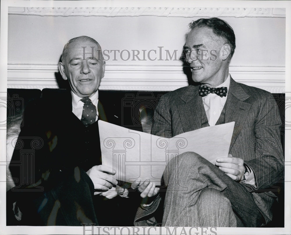1954 Press Photo Vernon Hitchins State Treasure &amp; Governor Christian Herter - Historic Images