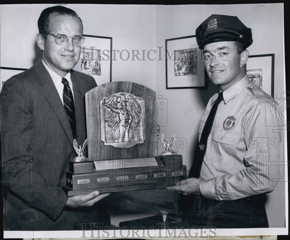 1957 Press Photo New England Revolver League Carling Trophy Winner Raymond Berlo - Historic Images