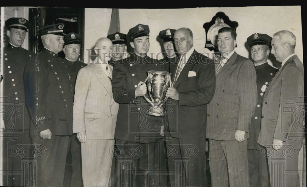 1950 Press Photo Ptl Raymond H Berlo receives Hearst Trophy from Harold G Kern - Historic Images