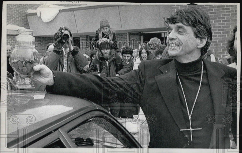 1972 Press Photo Rev Daniel Berrigan with Jar of Collections for Defense Fund - Historic Images