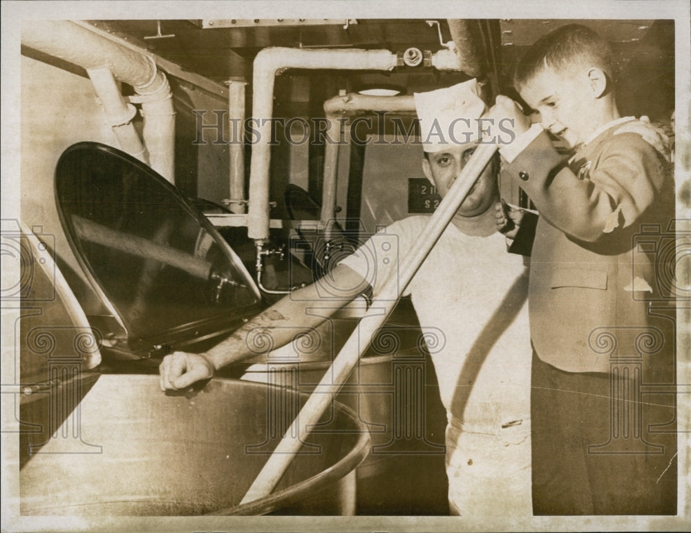 1966 Press Photo Dennis takes tour of USS Boston with cook Fred DeWitt stir soup - Historic Images