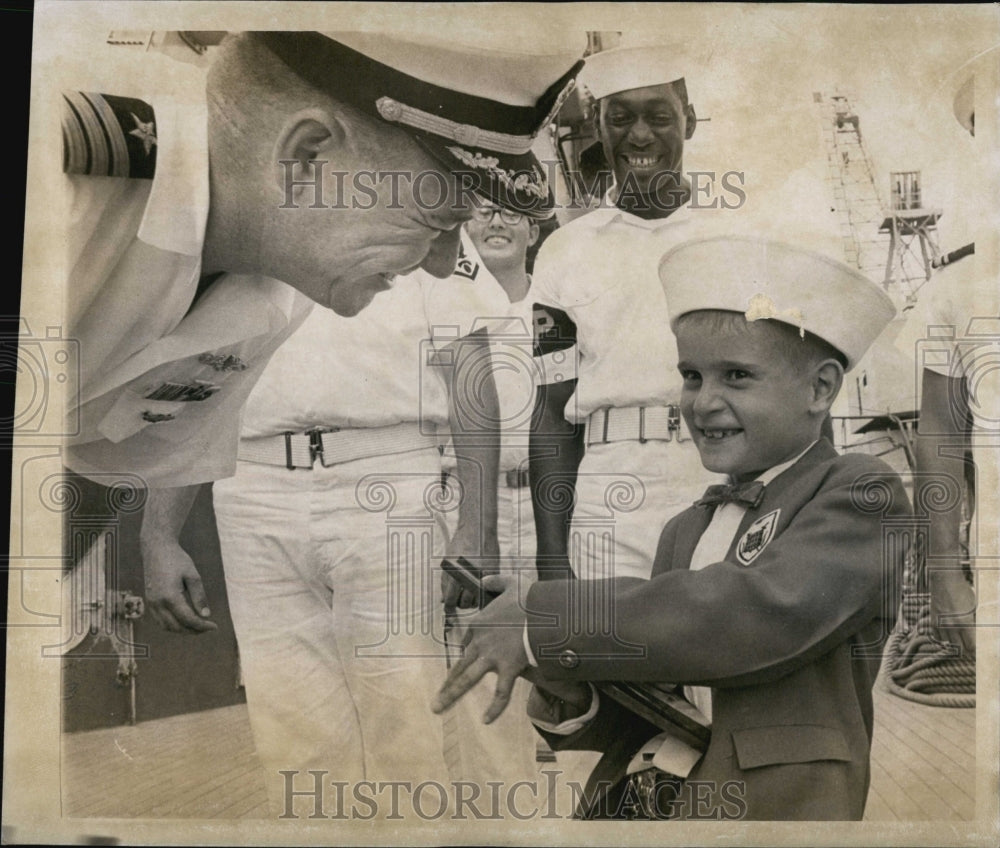 1966 Press Photo Capt Gordon final goodbye Dennis clutches plaque - Historic Images