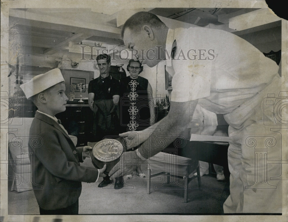 1966 Press Photo Dennis Catalmi Parents Navy Captain Gordon Plaque USS Boston - Historic Images