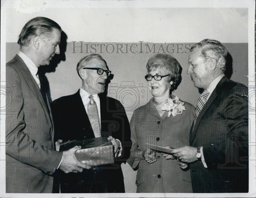 1971 Press Photo Tom Berube Three Men One Woman Gift Card - Historic Images