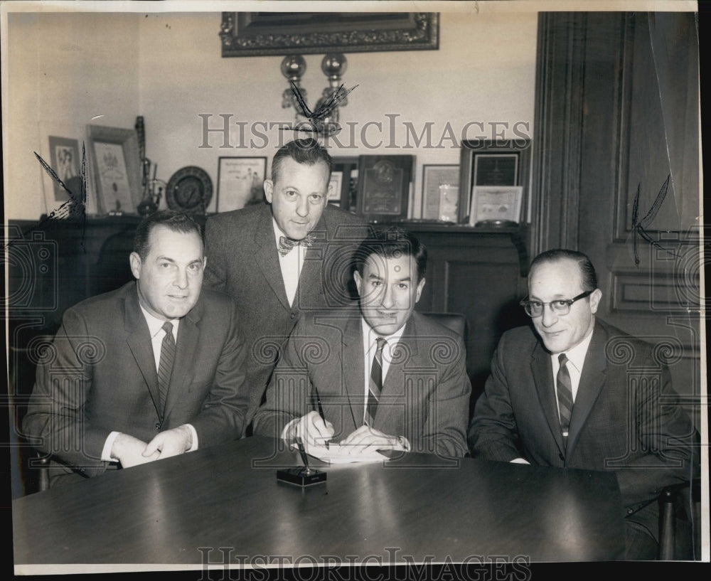 1966 Press Photo John Chafee, Governor of RI With Murray, Cochran and Freda - Historic Images