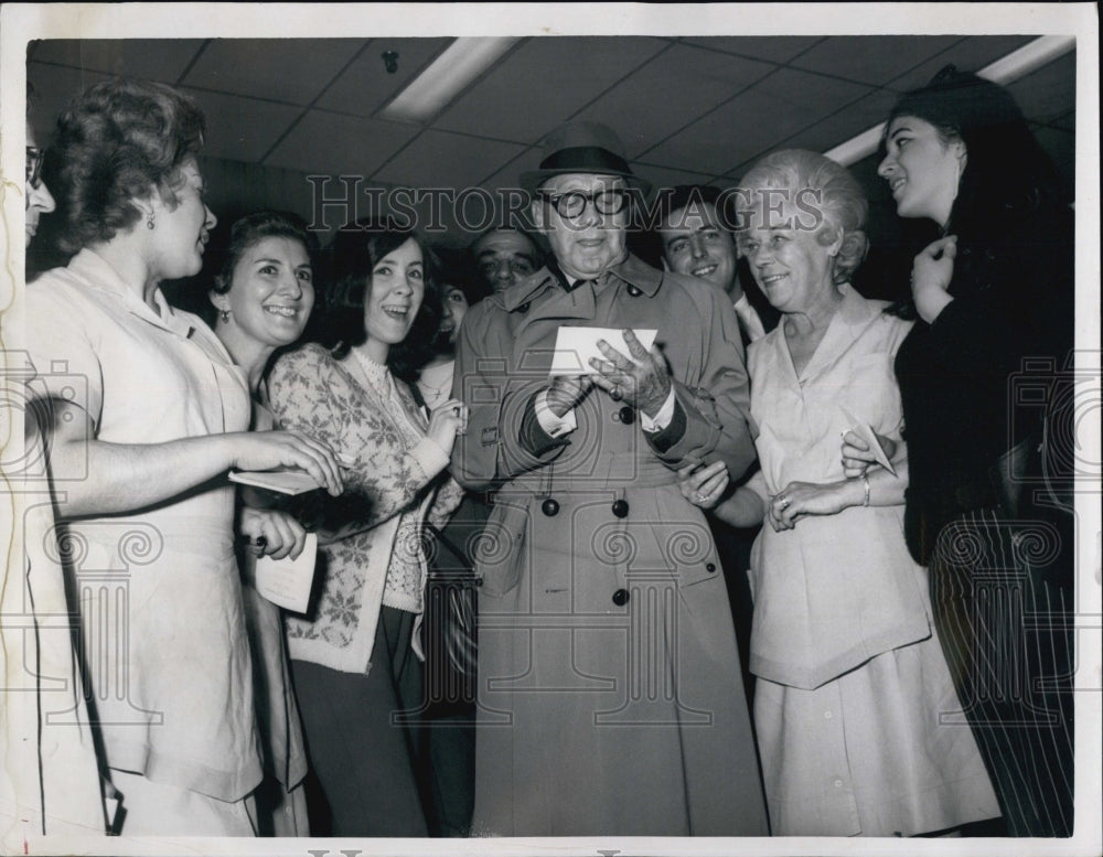 1967 Press Photo Comedian Jack Benny Signing Autographs - Historic Images
