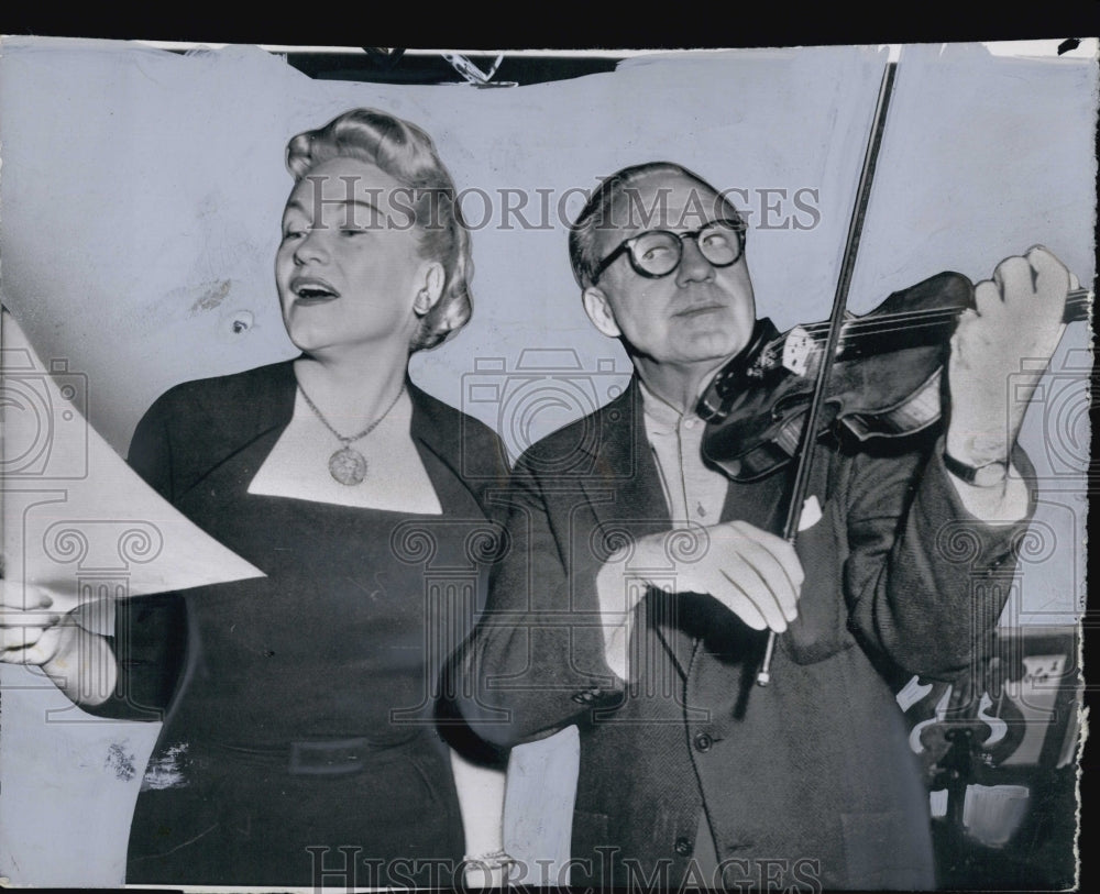 1957 Press Photo Comedian Jack Benny Playing Violin &amp; Singer Dorothy Kirsten - Historic Images