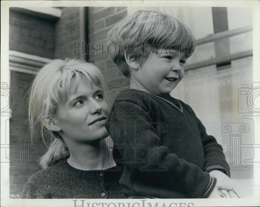 1968 Press Photo Actress Carol White &amp; Son, Stevie who Plays Jonny in &quot;Poor Cow - Historic Images