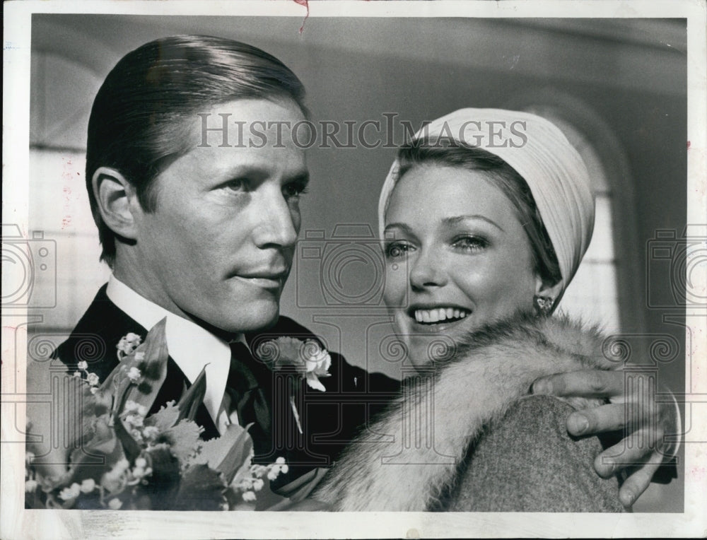 1977 Press Photo Actor Peter Strauss & Susan Blakely in "Rich Man, Poor Man" - Historic Images
