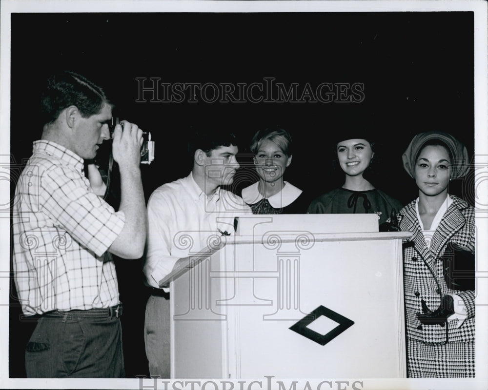 1965 Press Photo Becker Junior College Journalism Majors Joel Bermant &amp; Bruce Al - Historic Images