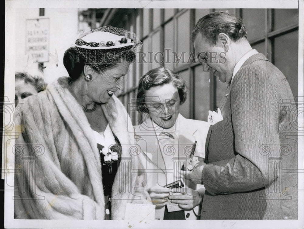 1953 Press Photo Carl Brisson, Producer &amp; Wife Arriving in Boston - Historic Images