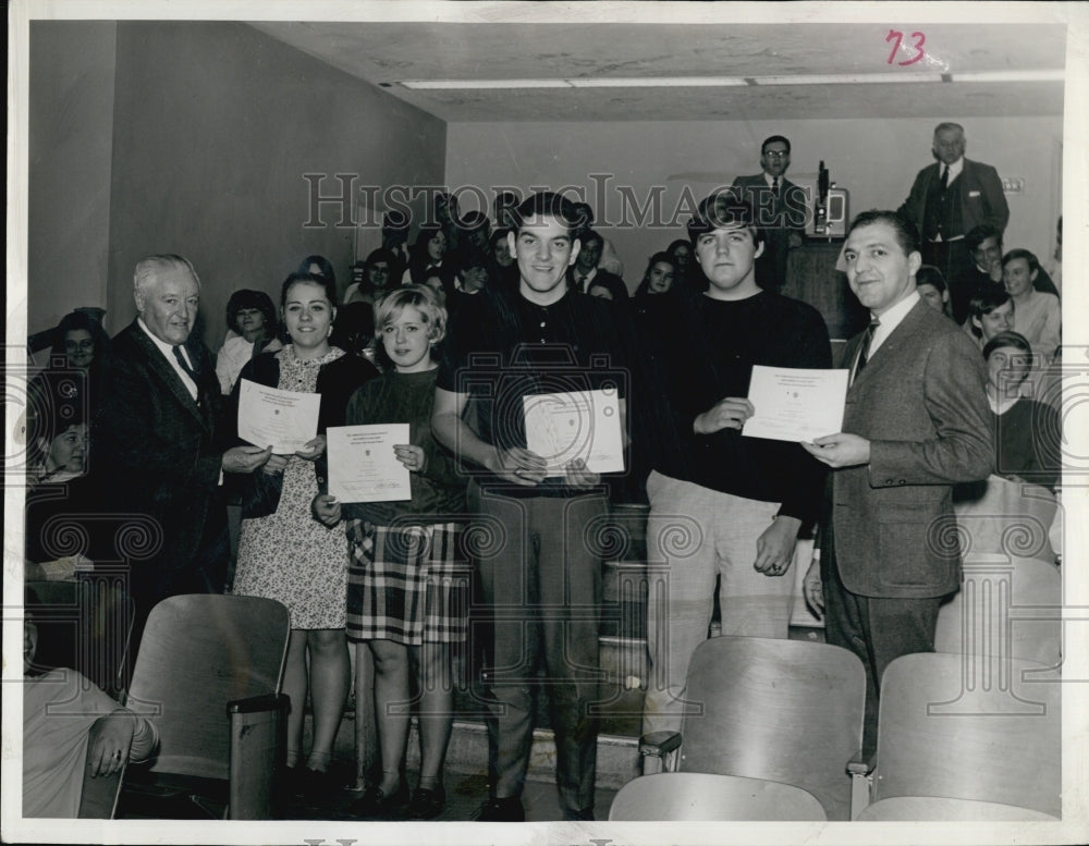 1968 Press Photo Mr Fedele Presenting Certificates of Achievement to Students - Historic Images