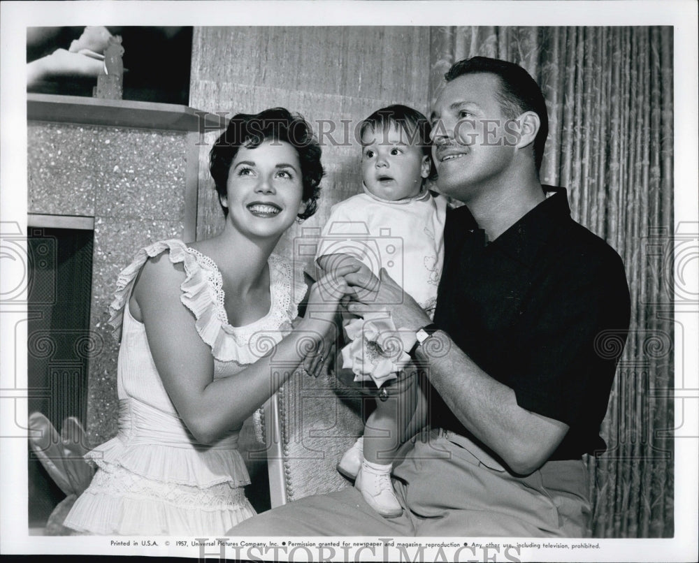 1957 Press Photo Colleen Miller Ted Briskin And Daughter - Historic Images