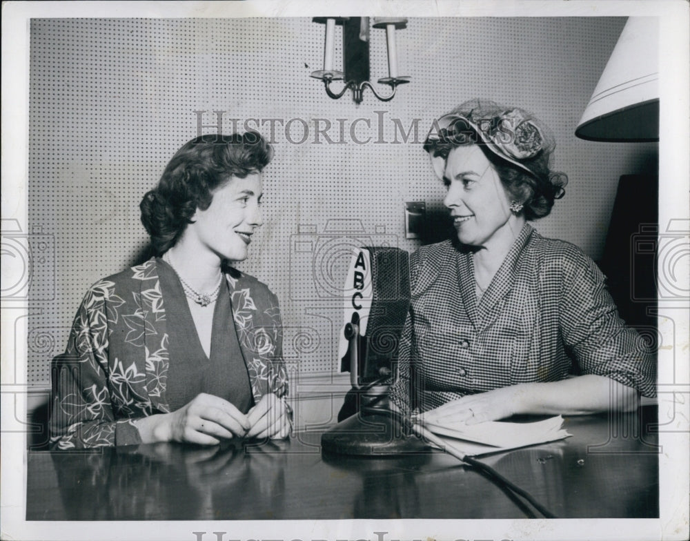 1949 Press Photo Sarah Churchill And Nancy Craig - Historic Images