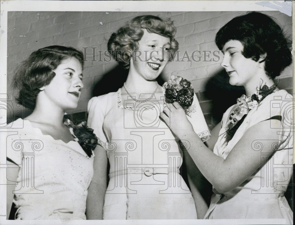 1950 Press Photo Carolyn Christle And Marie Corliss - Historic Images