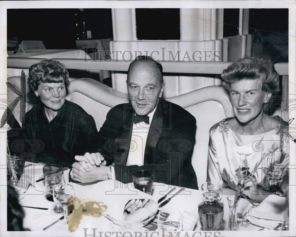 1959 Press Photo Mrs. Thomas McCusker, Mr. And Mrs. Frank Christian - Historic Images