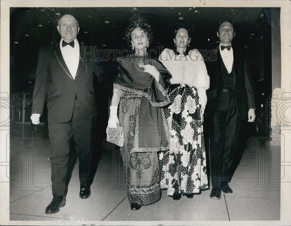 1972 Press Photo Mr &amp; Mrs Maurice Trayner With Son &amp; Wife The Stephen Trayners - Historic Images