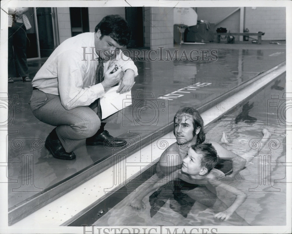 1977 Press Photo Peter Meade of Boston Parks with Easter Seal Camper David Shir - Historic Images