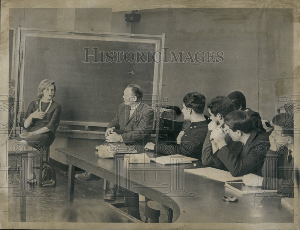 Press Photo Marianne Means Reporter Robert Baram School of Public Communication - Historic Images