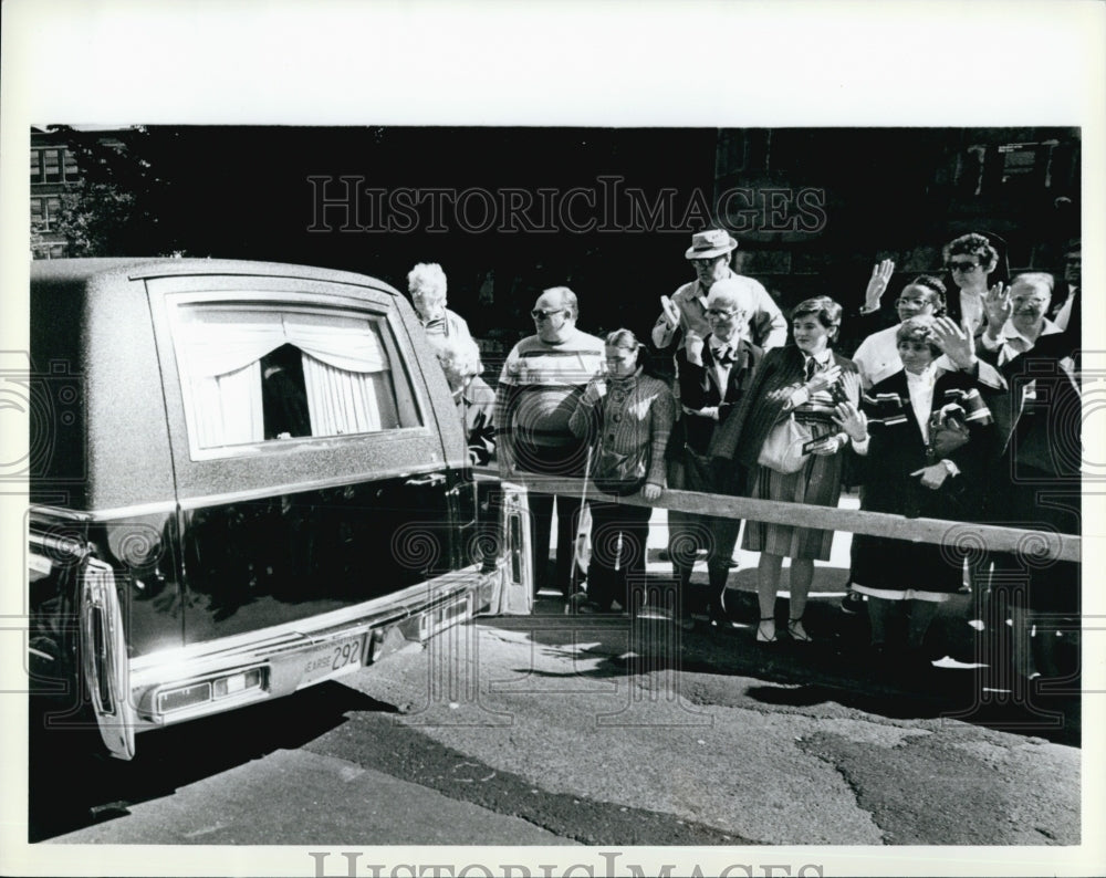 1983 Press Photo Bishop Medeiros Funeral Mourners Gather Outside - Historic Images