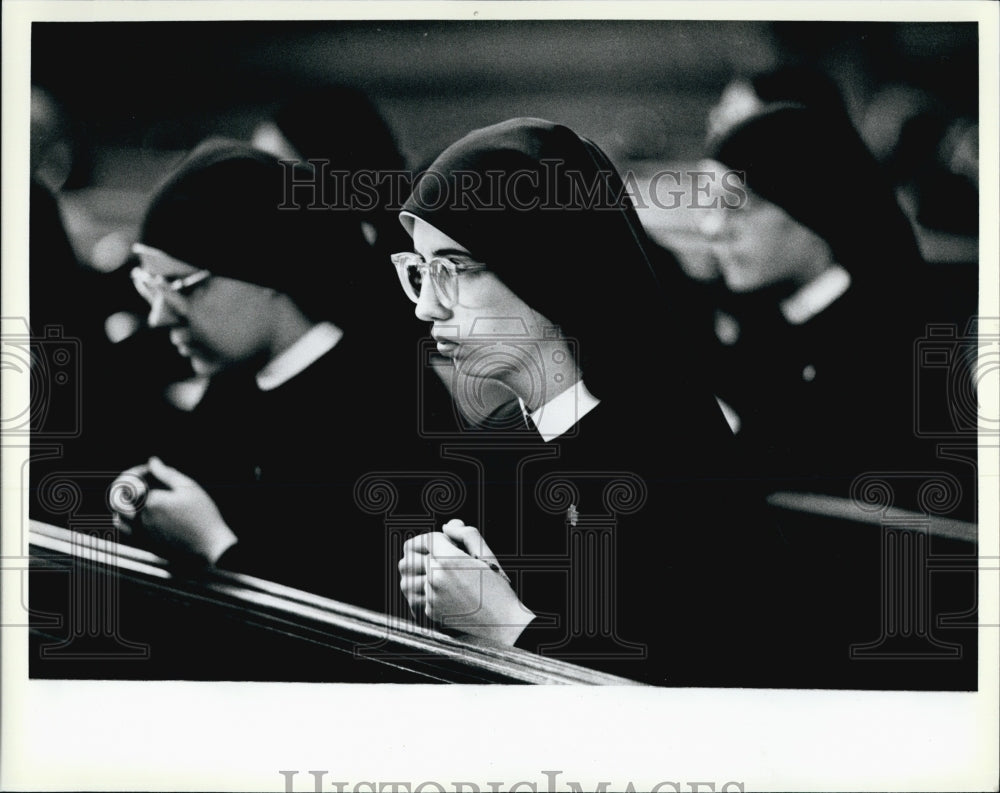 1983 Press Photo Nuns Pray at Holy Cross for Cardinal Medeiros - Historic Images