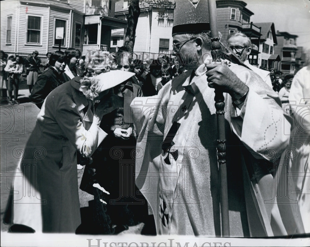 Press Photo Cardinal Medeiros Woman Kisses Ring - Historic Images