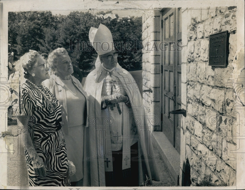 1971 Press Photo Cardinal Medeiros Two Ladies Church Plaque - Historic Images