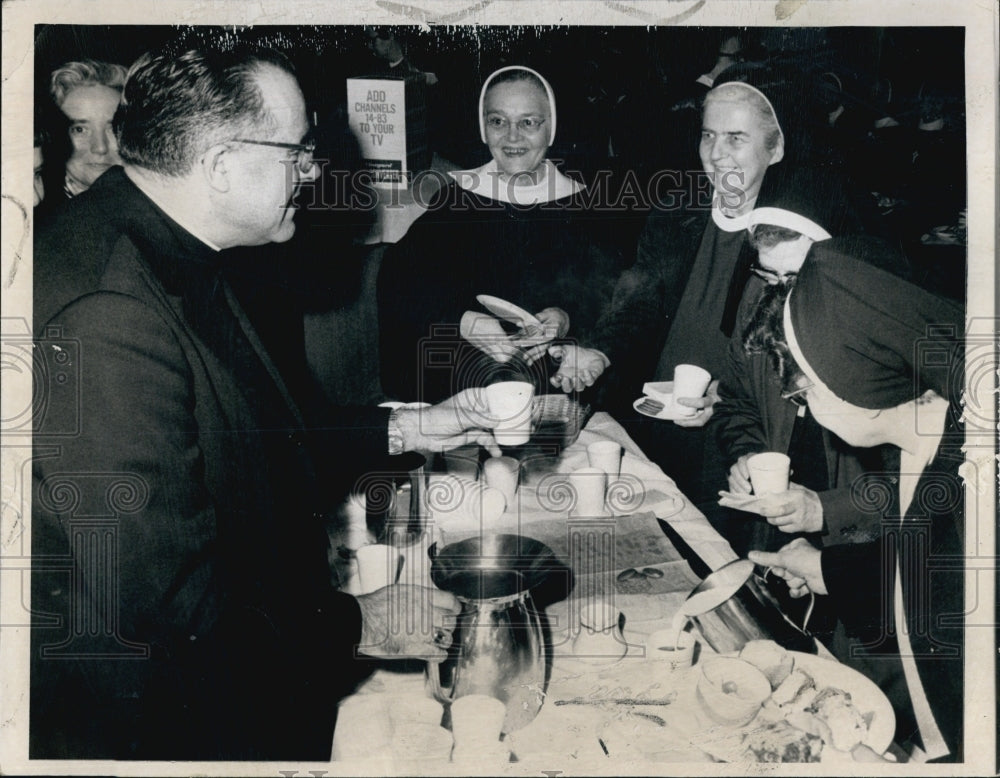 1971 Press Photo Archbishop Humberto Medeiros Day of Recollection Coffee Nuns - Historic Images