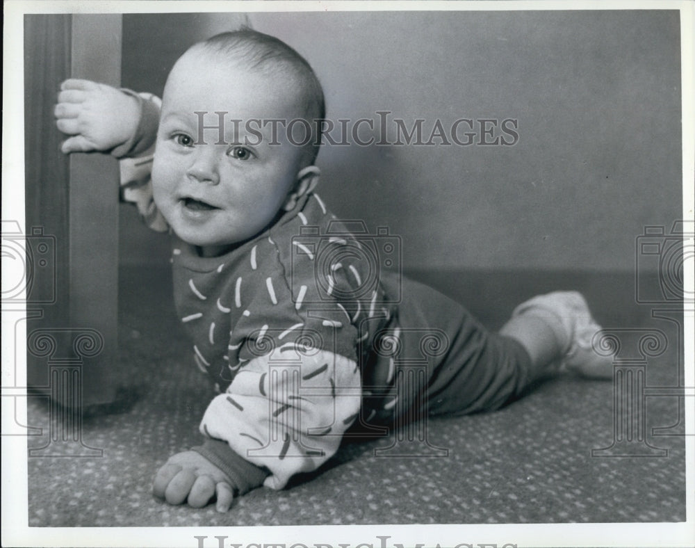 1989 Press Photo Travis Playing While Mom Tracy Medeiro is in Lawyers Office - Historic Images