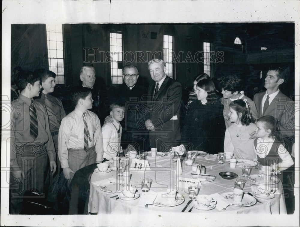 1971 Press Photo Archbishop Humberto Medeiros at Family Mass South Boston Church - Historic Images