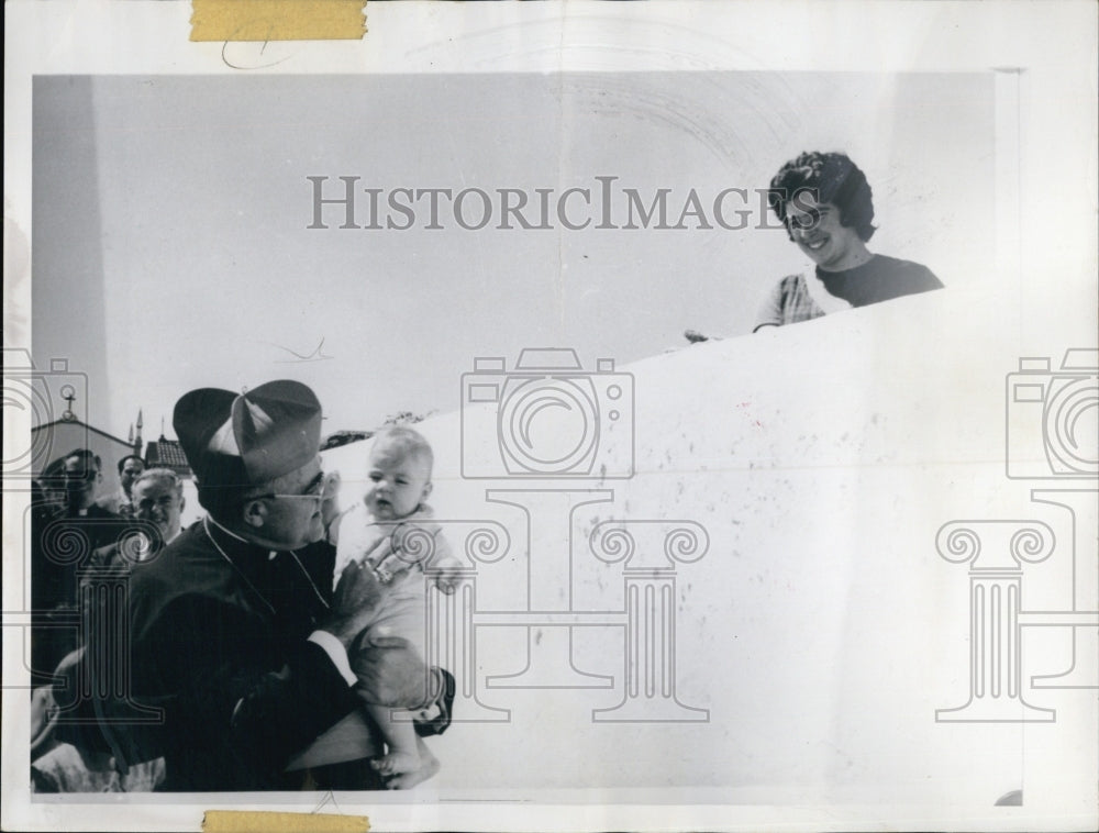 1973 Press Photo Cardinal Mederios with a Child - Historic Images