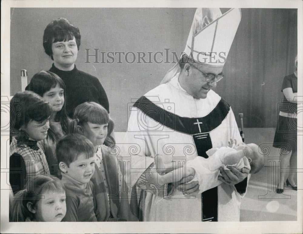 1971 Press Photo Archbishop of Boston Humberto Mederios Performing Christening - Historic Images