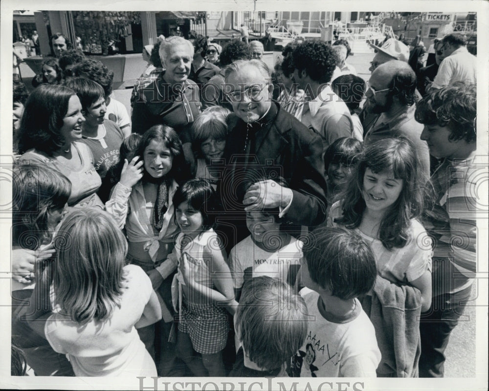 Press Photo Cardinal Humberto Mederios with Crowd - Historic Images