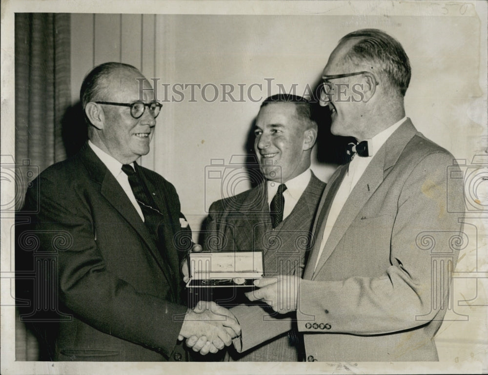 1955 Press Photo Hulett Ingersoll Shell Oil Service Awards Layton Hardy - Historic Images