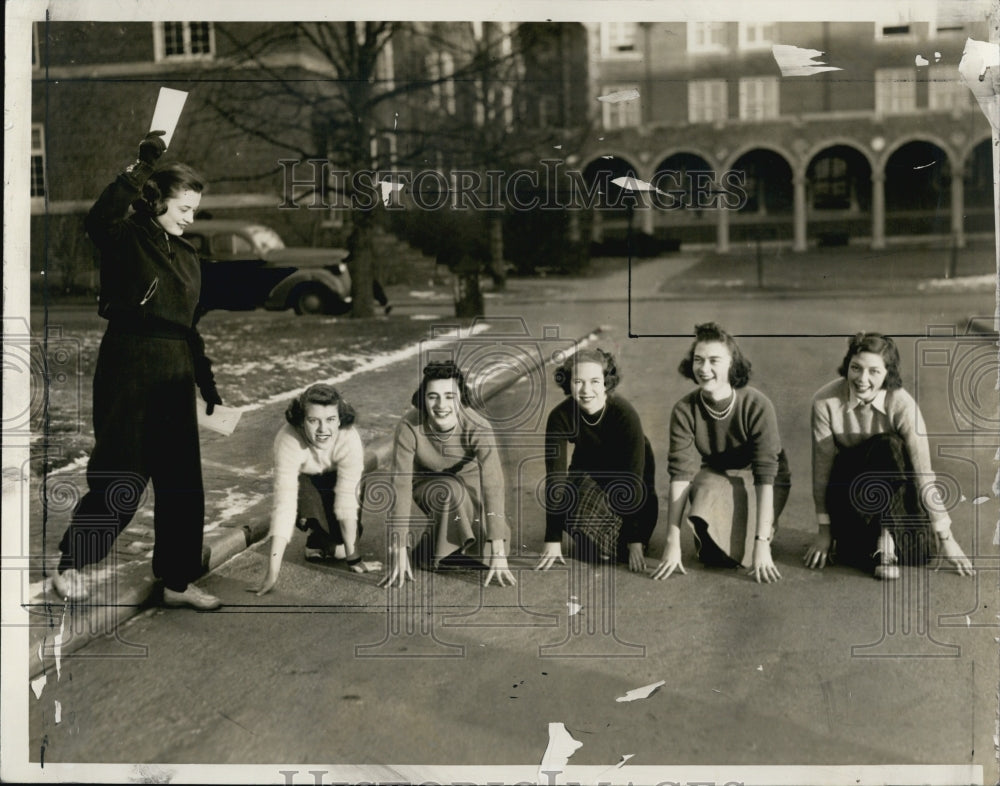 1939 Press Photo Racing are Students of Wellesely College - Historic Images
