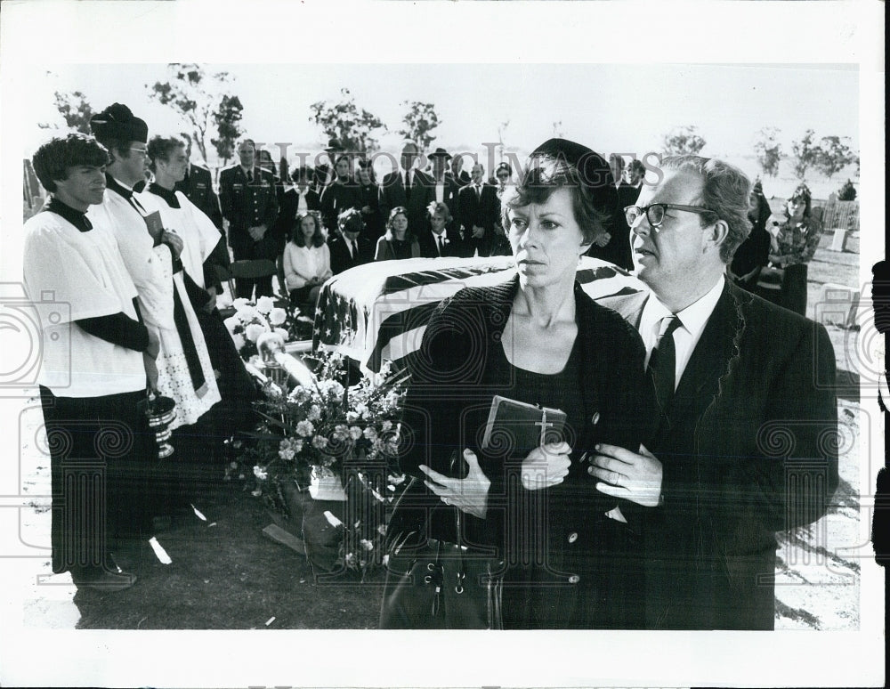 1979 Press Photo Carol Burnett &amp; Ned Beatty in &quot;Friendly Fire&quot; - Historic Images