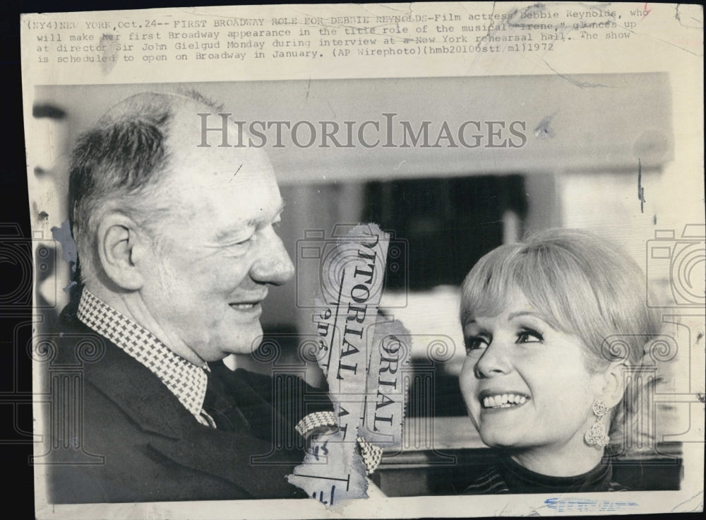 1972 Press Photo Actress Singer Debbie Reynolds Actor Sir John Gielgud Interview - Historic Images