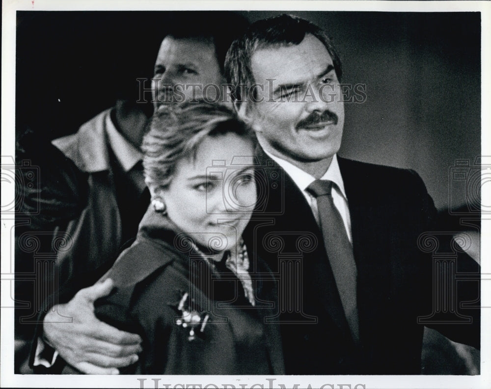 1987 Press Photo Actor Burt Reynolds Theresa Russell Suffolk County Courthouse - Historic Images