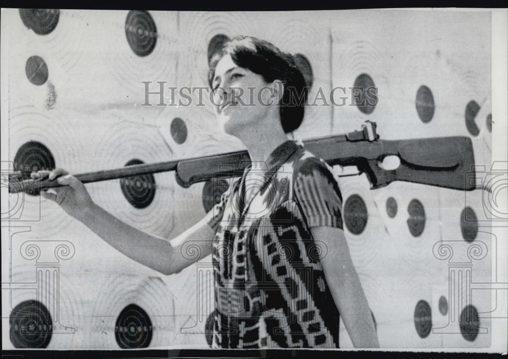 1968 Press Photo USSR Musabbat Nirsaidova Beauty Queen Medal for Markmanship - Historic Images