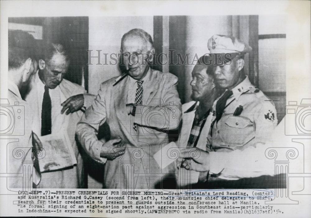 1954 Press Photo Lord Reading Richard Casey of Great Britain With Manila Guards - Historic Images