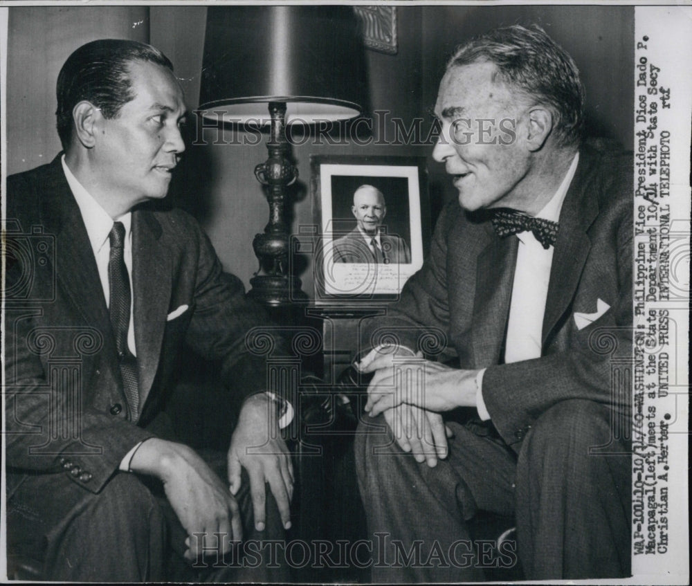 1960 Press Photo Dios Dado Macapagal And Christian Herber - Historic Images