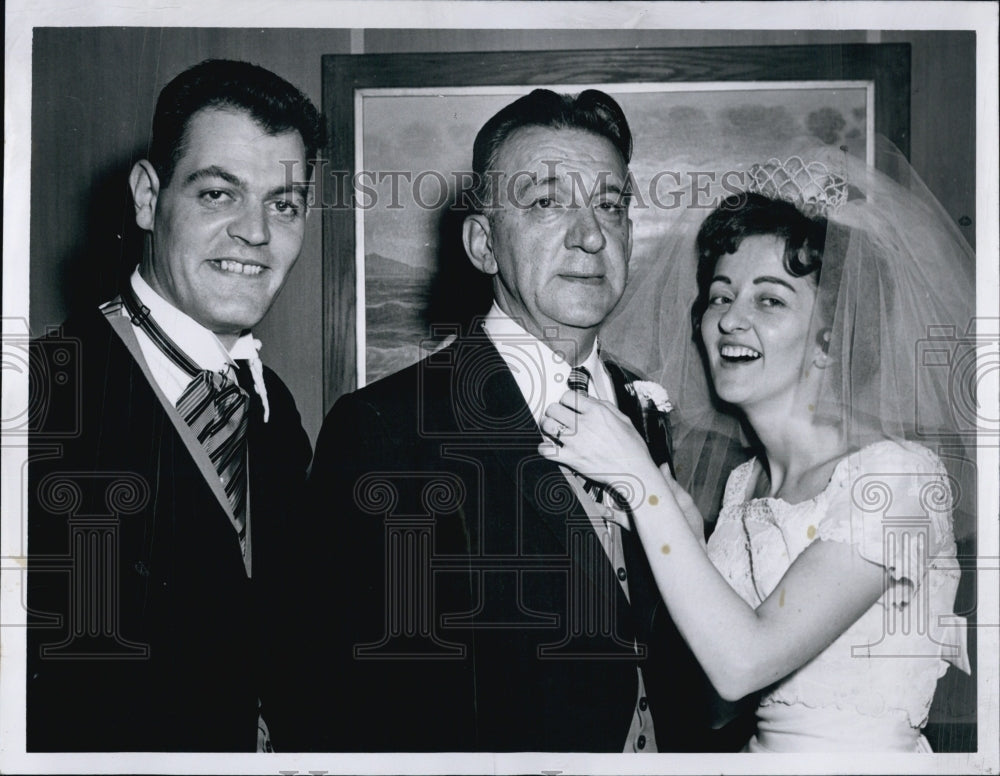 1965 Press Photo Mrs. Martin Golden With Husband and Father, Lt. Fred Marckini - Historic Images