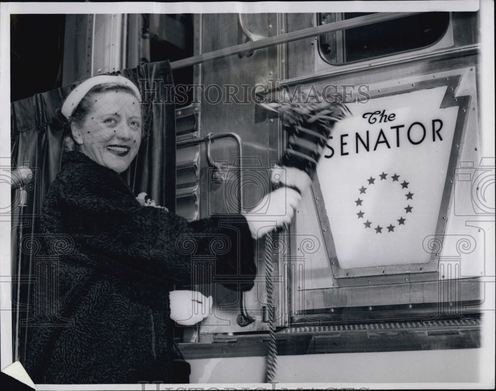 1952 Press Photo Mrs. Styles Bridges Christens &quot;The Senator&quot; - Historic Images