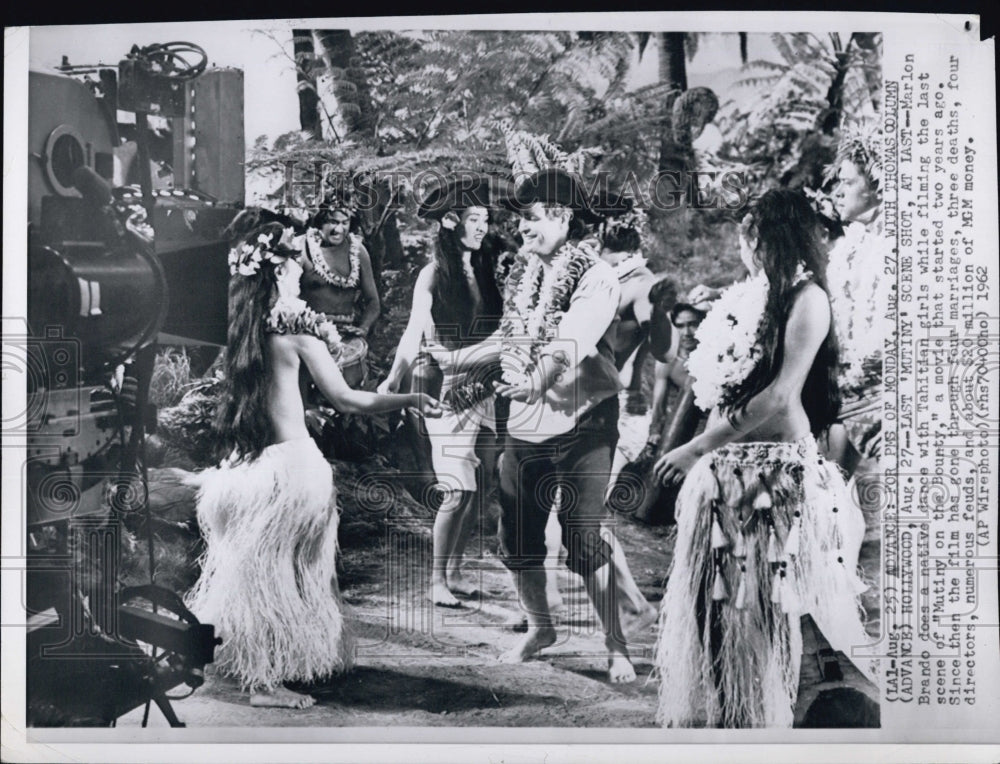 1962 Press Photo Marlon Brando Does Native Dance In Mutiny On The Bounty - Historic Images